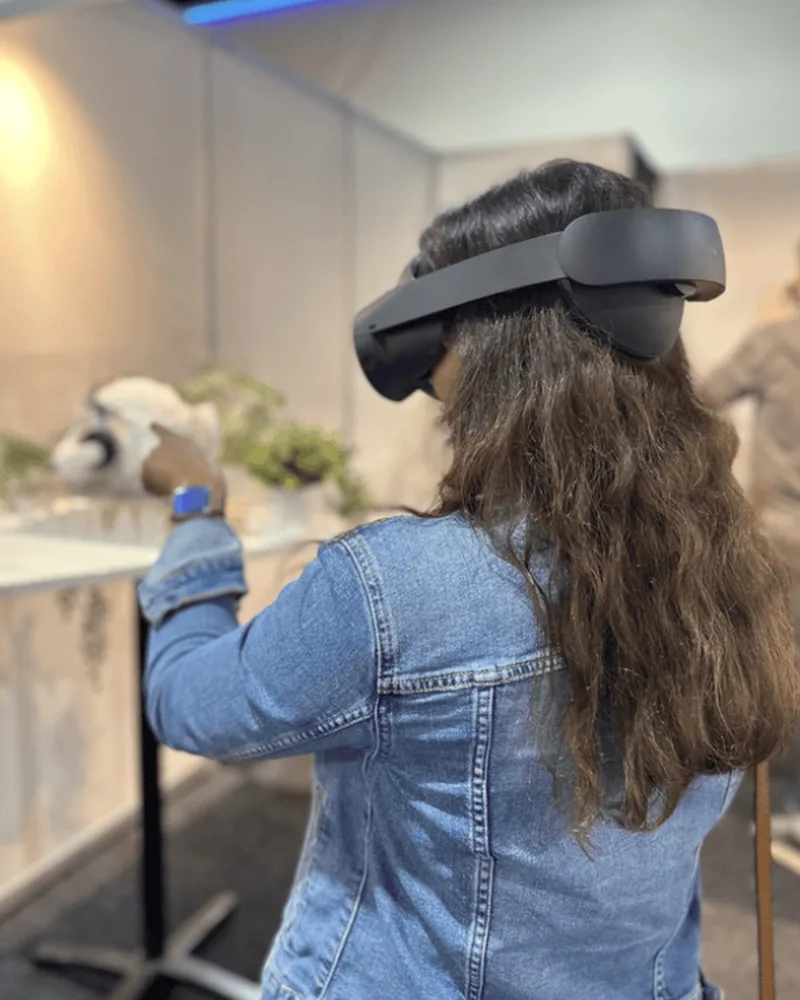 Een bezoeker met een VR-bril, van achteren gezien