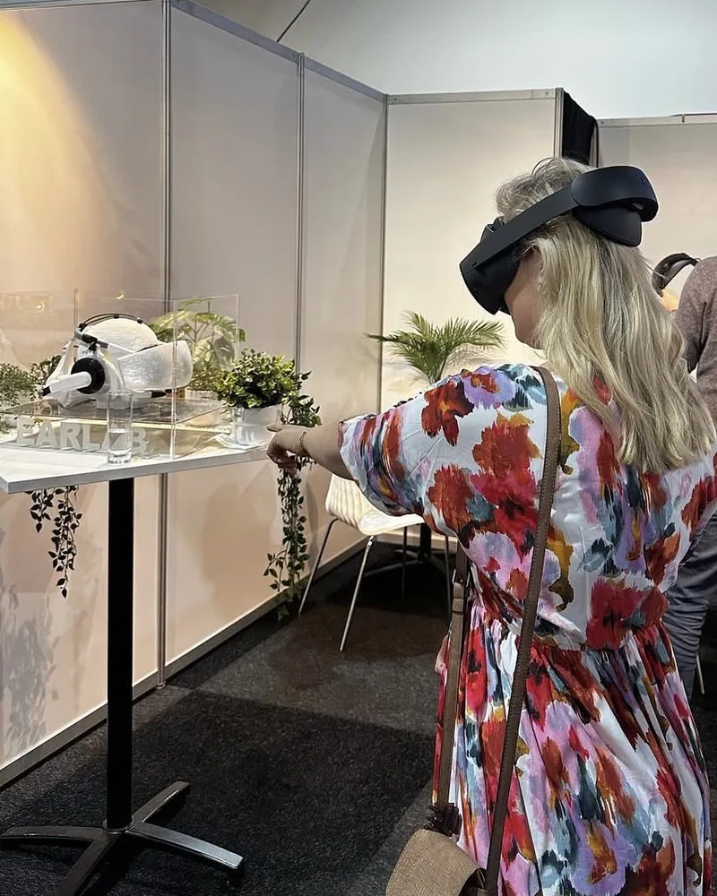 Een bezoeker wijst iets aan in de VR-omgeving